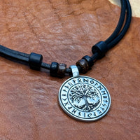 Schwarze handmade Surferkette Tree of Life für Männer & Frauen | HANA LIMA Leder Halskette Weltenesche