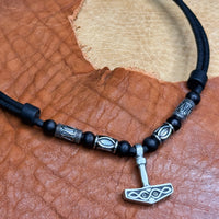 Handmade Leder Surferkette mit Thorshammer Mjölnir Anhänger | Wikinger/Kelten Schmuck von HANA LIMA