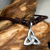 Braune handgemachte Leder Surferkette Triqueta-/Trinity-Knoten für Männer & Frauen von HANA LIMA