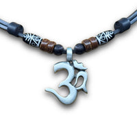 Om Zeichen Buddha/Hindu/Yoga Lederkette handgefertigt | Männer & Frauen | HANA LIMA Surfer Schmuck