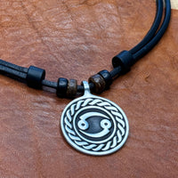 Handmade Surferkette Sternzeichen Krebs für Männer & Frauen | HANA LIMA Horoskop Leder Halskette