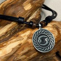 Handgemachte Leder Halskette Sternzeichen Symbol Krebs für Männer & Frauen | Schmuck von HANA LIMA