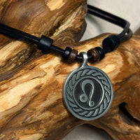 Handgemachte Leder Halskette Sternzeichen Symbol Löwe für Männer & Frauen | Schmuck von HANA LIMA
