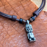 Handmade Surferkette mit Tiki Anhänger und gecarvten Perlen für Damen und Herren von HANA LIMA
