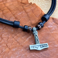 Handmade Leder Surferkette mit Thorshammer Mjölnir Anhänger - Wikinger/Kelten Schmuck von HANA LIMA