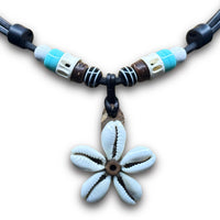 Handgefertigte Muschelblumen Lederkette mit türkisen Glasperlen und Fishbones | Für Männer & Frauen
