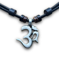 Om Zeichen Buddha / Hindu Lederkette handgefertigt für Männer & Frauen | HANA LIMA Surfer Schmuck