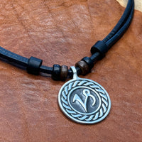 Handmade Surferkette Sternzeichen Steinbock für Männer & Frauen | HANA LIMA Horoskop Leder Halskette
