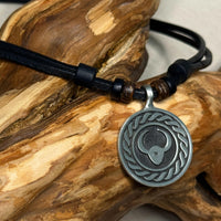 Handgemachte Leder Halskette Sternzeichen Symbol Stier für Männer & Frauen | Schmuck von HANA LIMA