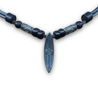 Schwarze Lederhalskette mit Surfboard, handgefertigt für Männer & Frauen | HANA LIMA Surfer Schmuck