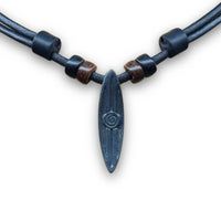 Schwarze Lederhalskette mit Surfboard, handgefertigt für Männer & Frauen | HANA LIMA Surfer Schmuck