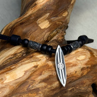 Schwarze handgemachte Surferkette mit Surfboard Motiv für Männer & Frauen | Lederkette | HANA LIMA