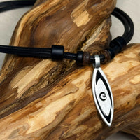 Schwarze handgemachte Surferkette mit Surfboard Motiv für Männer & Frauen | Lederkette von HANA LIMA