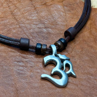 Handmade Om Symbol Surferkette für Männer & Frauen | HANA LIMA Leder Halskette Buddha / Hindu