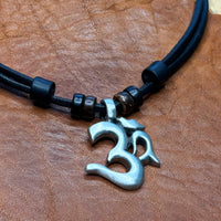 Handmade Om Symbol Surferkette für Männer & Frauen | HANA LIMA Leder Halskette Buddha / Hindu