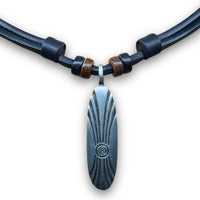 Schwarze Lederhalskette mit Surfboard, handgefertigt für Männer & Frauen | HANA LIMA Surfer Schmuck