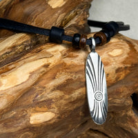 Schwarze handgemachte Surferkette mit Surfboard Motiv für Männer & Frauen | Lederkette | HANA LIMA