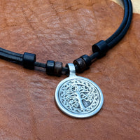 Handmade Surferkette Tree of Life für Männer & Frauen | HANA LIMA Leder Halskette Lebensbaum Motiv