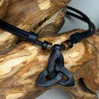 Schwarze handgemachte Leder Surferkette Triqueta-/Trinity-Knoten für Männer & Frauen von HANA LIMA