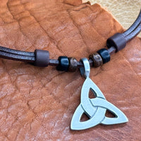 Handmade Surfer Leder Kette Triquetra-/Trinity-Knoten Anhänger für Männer & Frauen von HANA LIMA