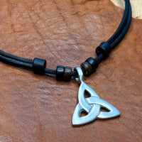 Handmade Surfer Leder Kette Triquetra-/Trinity-Knoten Anhänger für Männer & Frauen von HANA LIMA