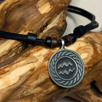 Handgemachte Leder Halskette Sternzeichen Symbol Wassermann für Männer & Frauen | Schmuck von HANA LIMA