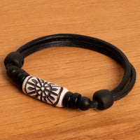 Lederarmband Perle Schnitzerei Herren Damen Surfer Armbänder - Modell 2454, stufenlos anpassbare Grösse, handgefertigt