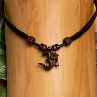 Surferkette Leder Holz Om Buddha Halskette Herren Damen Surf Schmuck - Modell 667, stufenlos anpassbare Grösse, handgefertigt